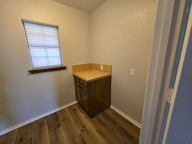 Building Photo - Stunning 4-bd 2.5 bath