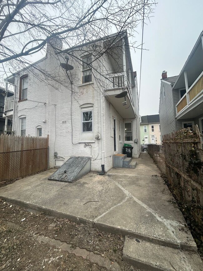Building Photo - 4 Bedroom in York City