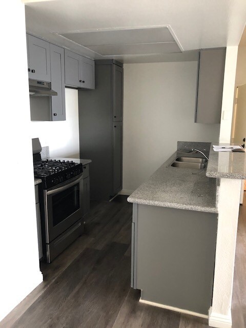 Building Photo - 1339 N Sycamore Ave