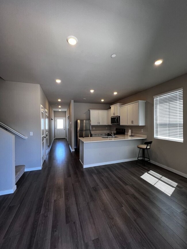 Building Photo - Spacious 4-Bedroom Townhome with Loft, Che...