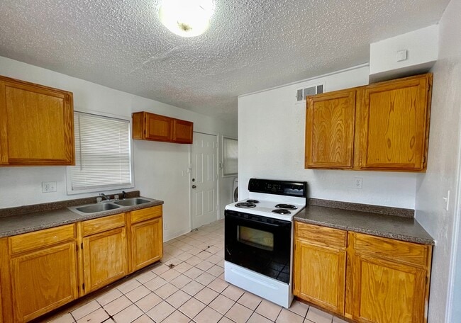 Building Photo - 9534 Charlotte St