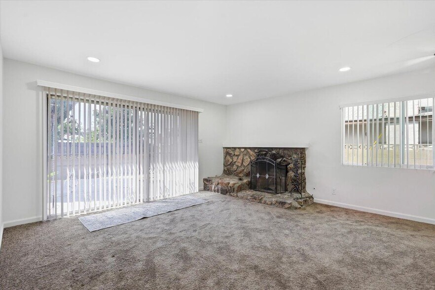 Building Photo - 858 Ashfield Ave