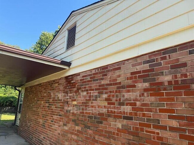 Building Photo - 1570 Mendell Dr