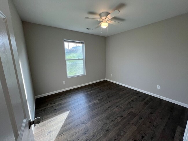 Building Photo - Newer single family house