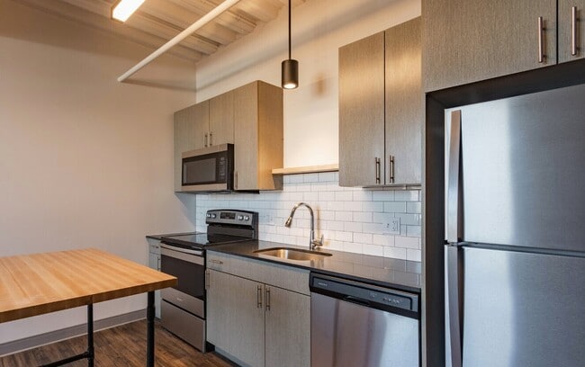 Building Photo - 950 W Dakin St
