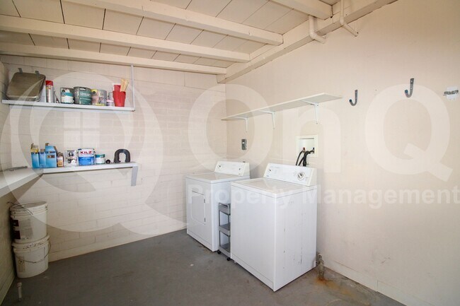 Building Photo - 4043 E Deseret Dr
