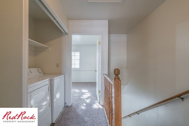 Building Photo - Charming 2 Bedroom Townhome