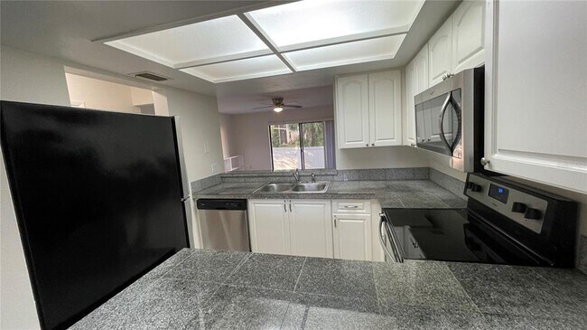 Building Photo - 892 Sunridge Dr