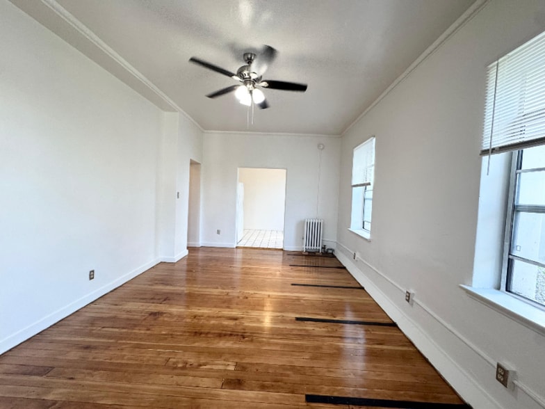 Building Photo - 901 S Kingsley Dr