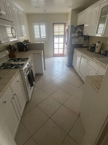 Building Photo - 5325 Dunrobin Ave