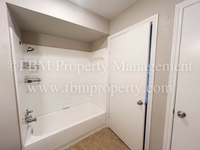 Building Photo - 509 W Denton St