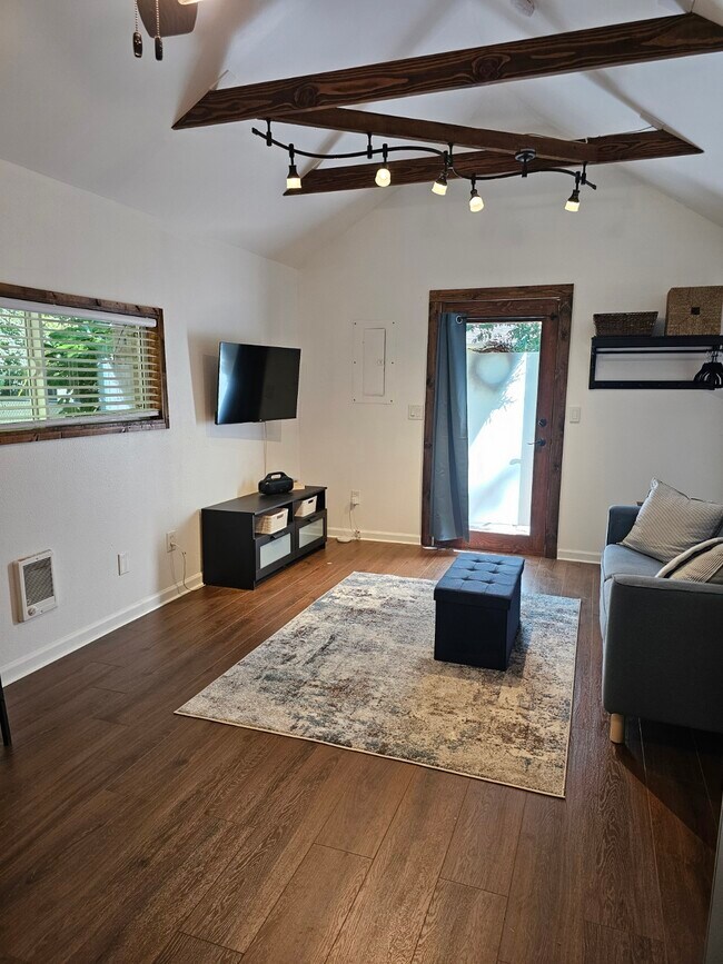 Building Photo - 1310 18th St NE