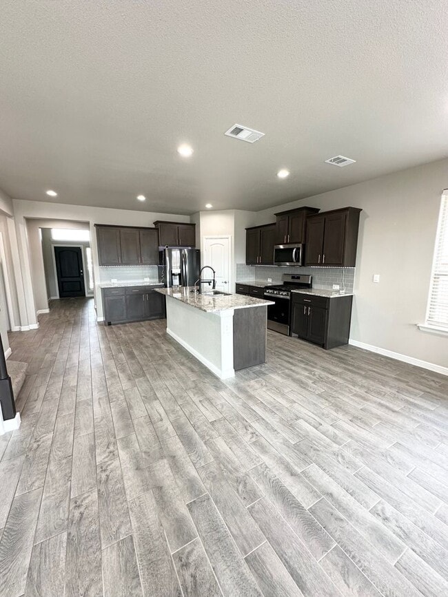 Building Photo - 4 Bed 3.5 Bath Ready To Rent ASAP!