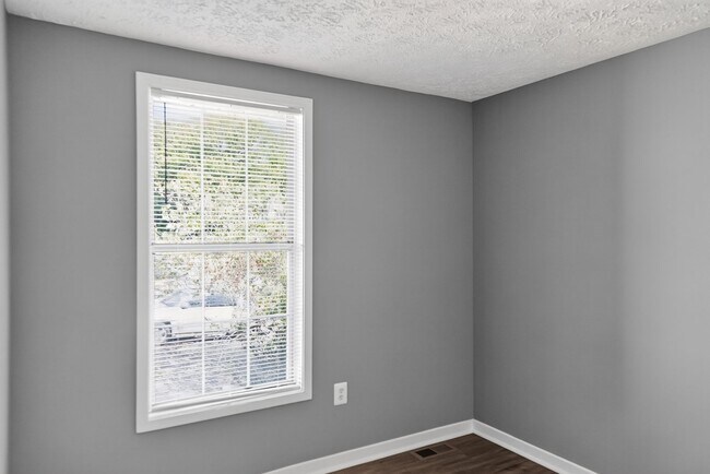 Building Photo - Available Now!  3 Bedroom Townhouse King George