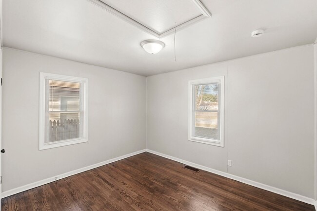 Building Photo - 2BD/1BA Home In Highland IN