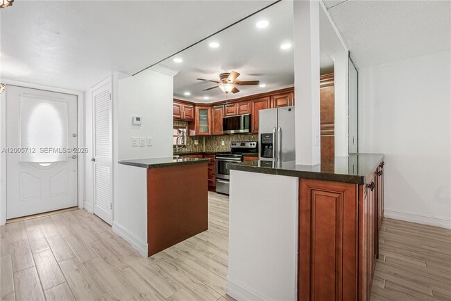 Building Photo - 711 S Hollybrook Dr