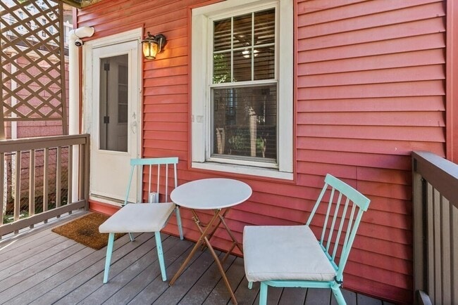 Building Photo - 166 Brooks St