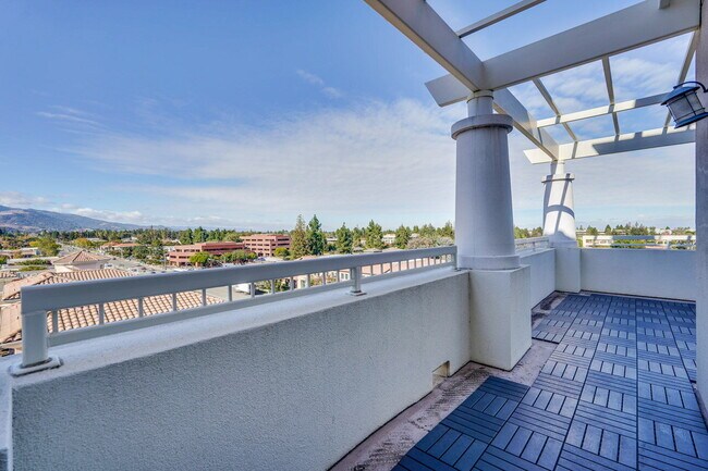 Building Photo - Large 2BR/2BA Condo with Spacious Balcony ...