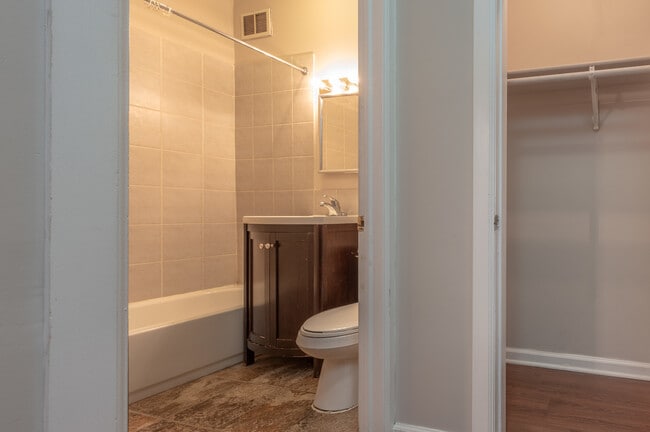 Building Photo - 5511 N Kenmore Ave