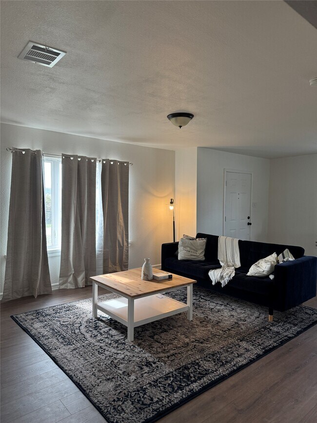 Building Photo - 5607 Collins Rd