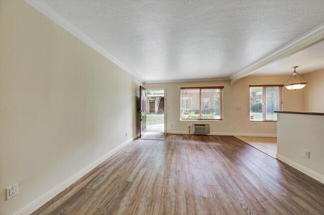 Building Photo - 792 Avocado Ave
