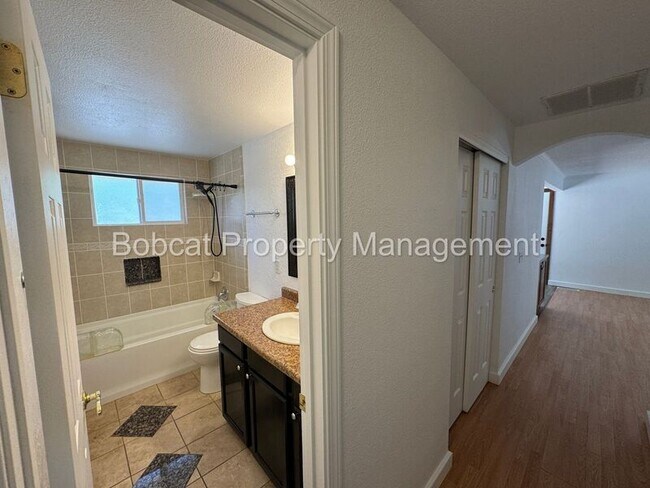 Building Photo - 700 Cottonwood Dr