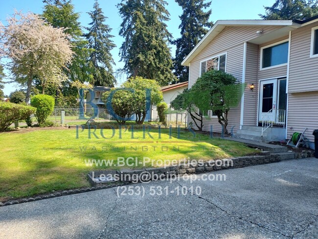 Building Photo - Beautiful 4 Bedroom/ 3 Bath Home close to ...