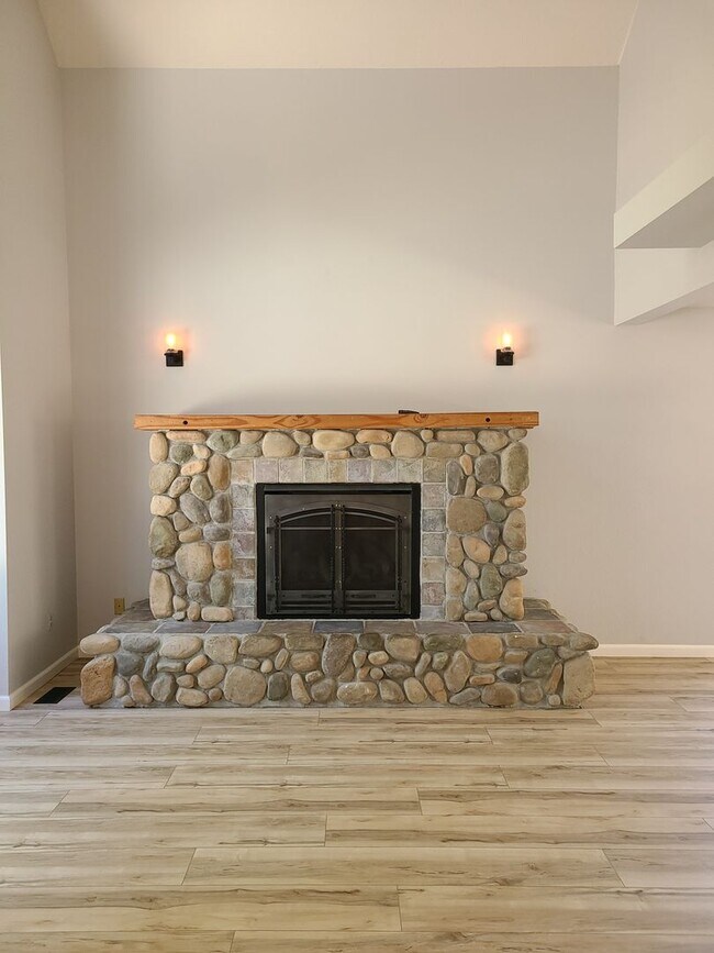 Building Photo - Beautiful Updated 3 bedroom 2.5 bath Hayde...