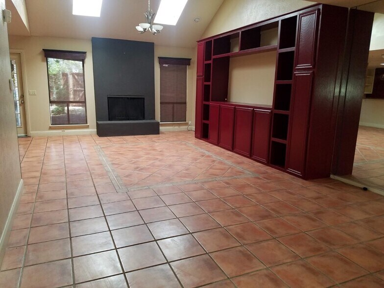 Building Photo - 1400 Pebble Ct