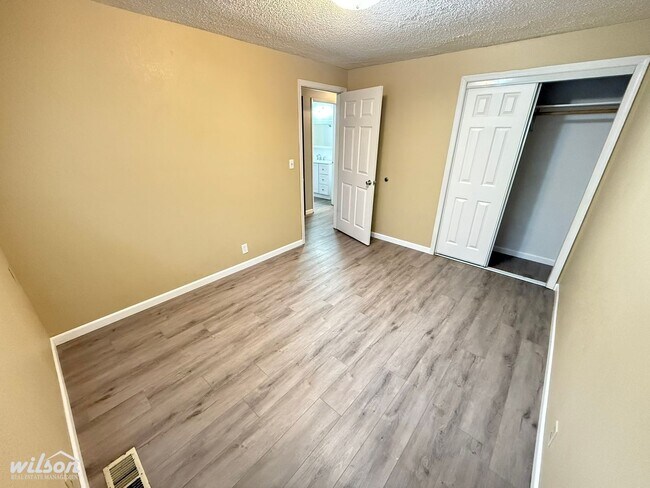 Building Photo - 1112-1114 W Fremont Ave