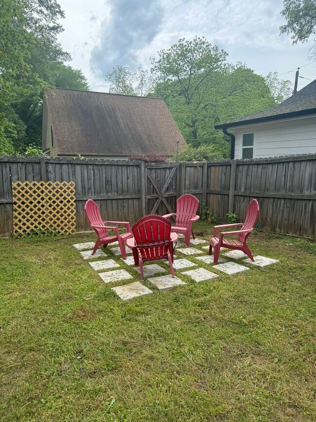 Building Photo - Updated 3bed/2bath House with Older Charm!