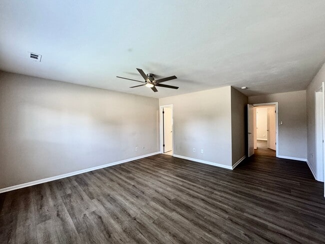 Building Photo - A Ranch Home In Great Neck!  Ready NOW!  P...