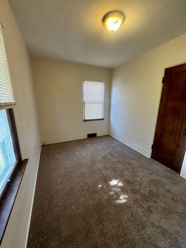 Building Photo - 618 N Foote Ave