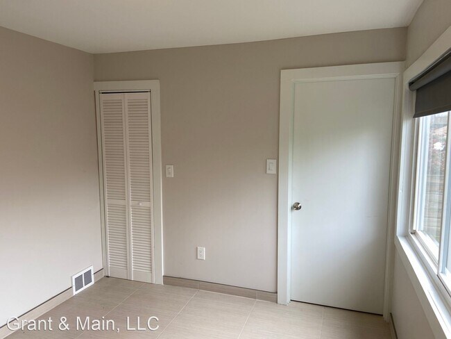 Building Photo - 2 br, 2.5 bath House - 2315 Yemans St.