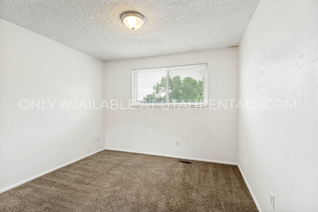 Building Photo - 262 1165 N