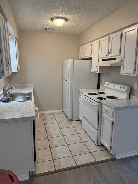 The kitchen. - 1621 Chestnut St