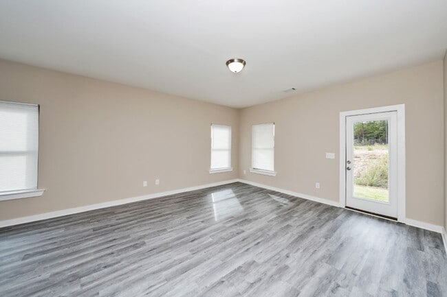 Building Photo - Move-In Ready 4 Bed, 2 Bath – Modern Upgrades & Appliances Included!