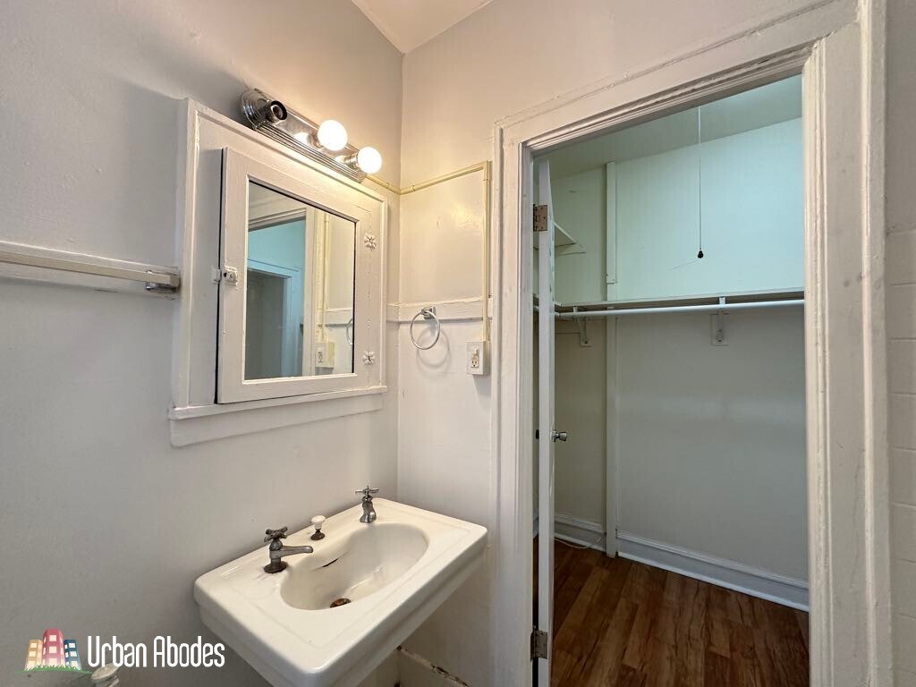 Building Photo - 2530 N Sawyer Ave