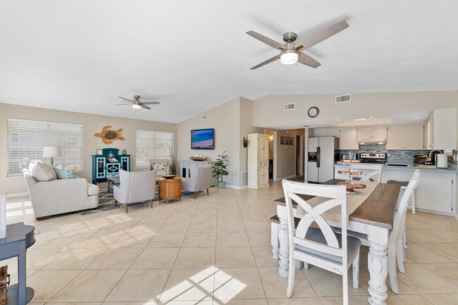 Building Photo - Just Beachy! 3bd 2ba by the Ocean