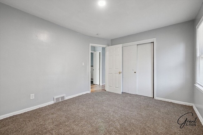 Building Photo - $1400 - Fully Renovated 3 Bed 1.5 Bath