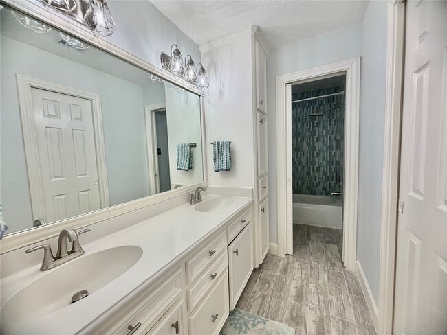 Building Photo - 8006 Oakwood Bend Dr