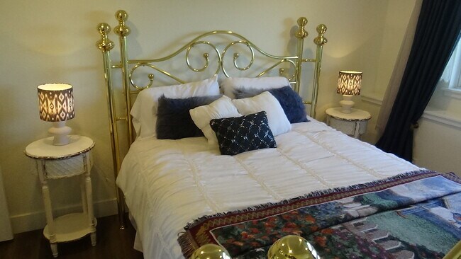 Queen bed - 2480 Chama Ave