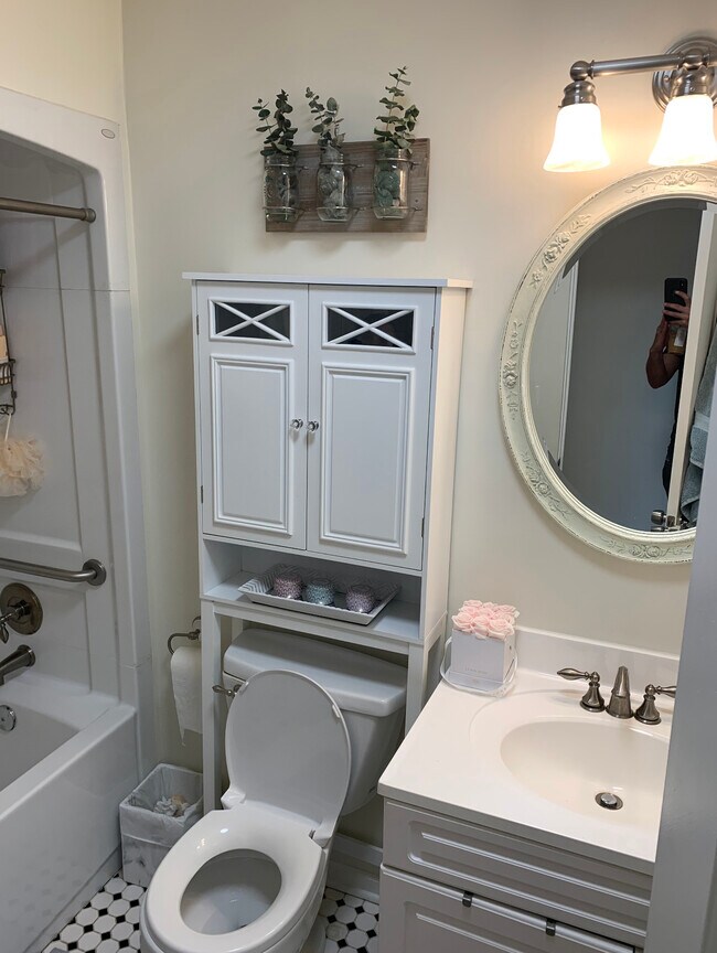 Bathroom - 1708 N Bissell St
