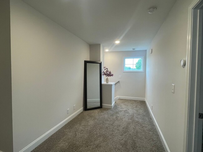 Building Photo - 4 Bedroom Pet Friendly Home For Rent with Club House, Comm. Pool, & Comm Gym Access!