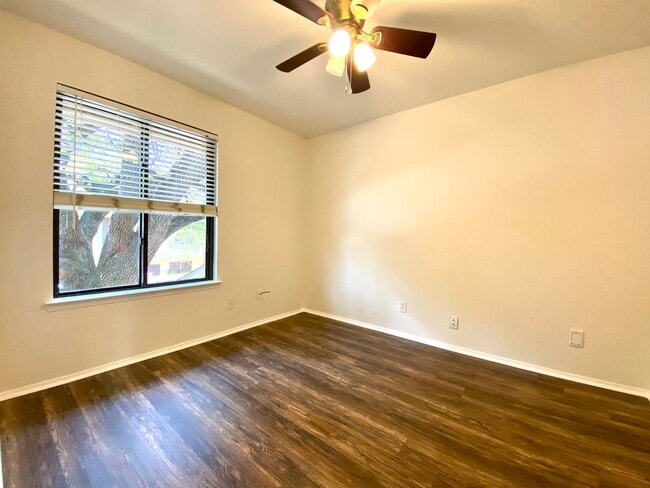 Building Photo - 3 bedroom w/ attached Garage!