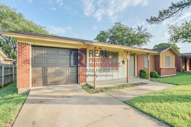 Building Photo - Inviting Home with Pool in Established Cleburne Neighborhood