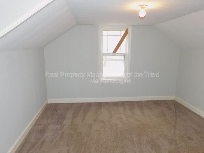 Building Photo - 3713 N Cherry St