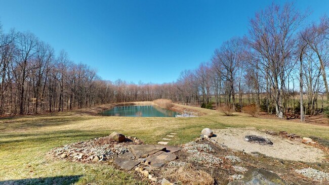 Building Photo - Beautiful county home, ranch with extra bu...