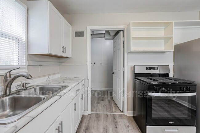 Building Photo - 831 Stewart Ave