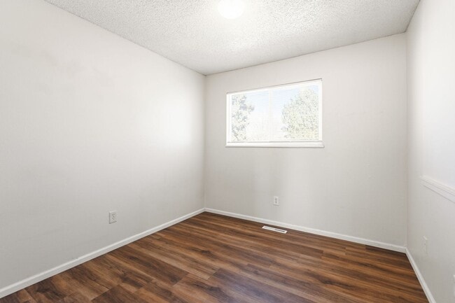 Building Photo - 2 bedroom, 1 bathroom in Loveland.